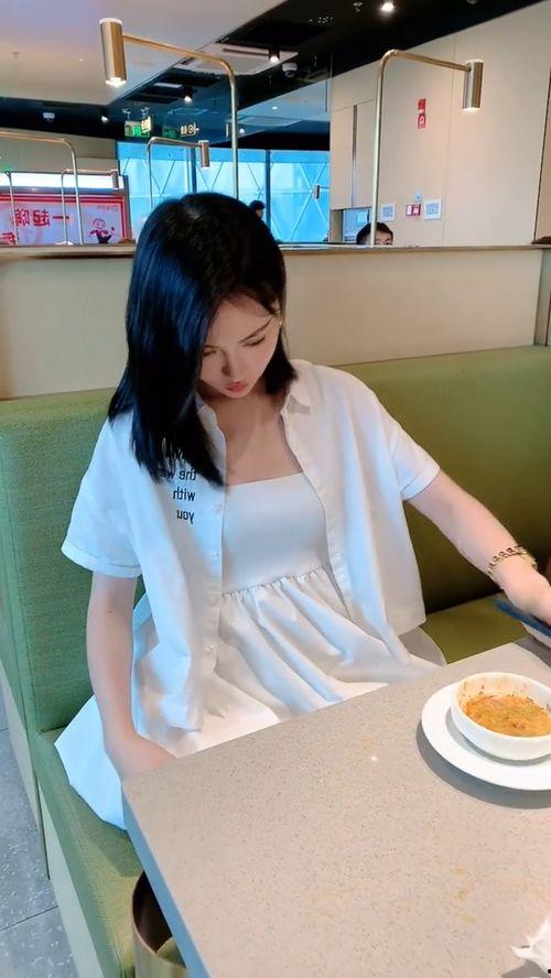 网红吃瓜白色衣服,白色衣服成焦点,揭秘幕后真相
