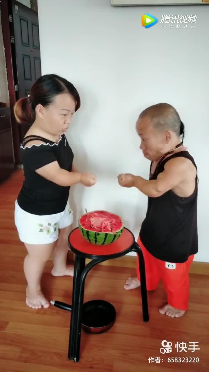 夫妻网红吃瓜事件视频播放,视频播放量惊人，揭秘背后真相