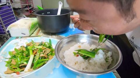 网红甜水面小哥吃瓜视频,趣味横生吃相引网友热议